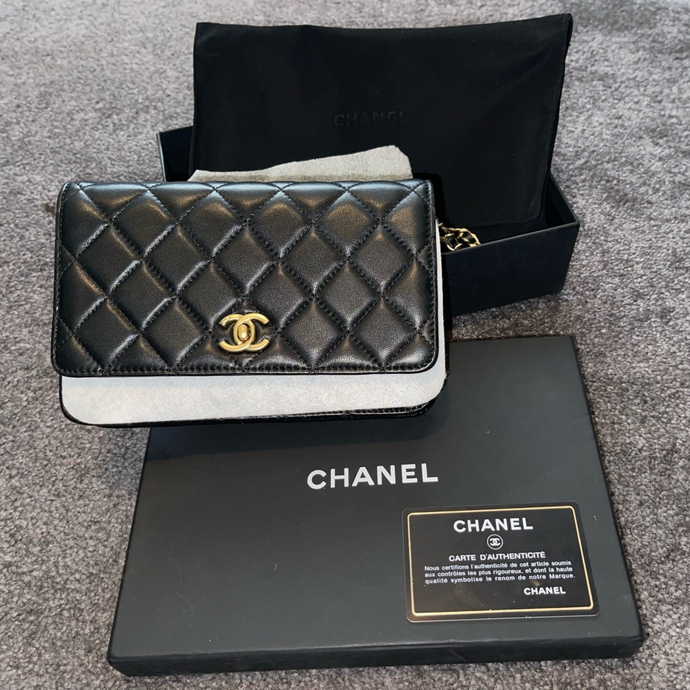 2019 Chanel pearl crush wallet on chain